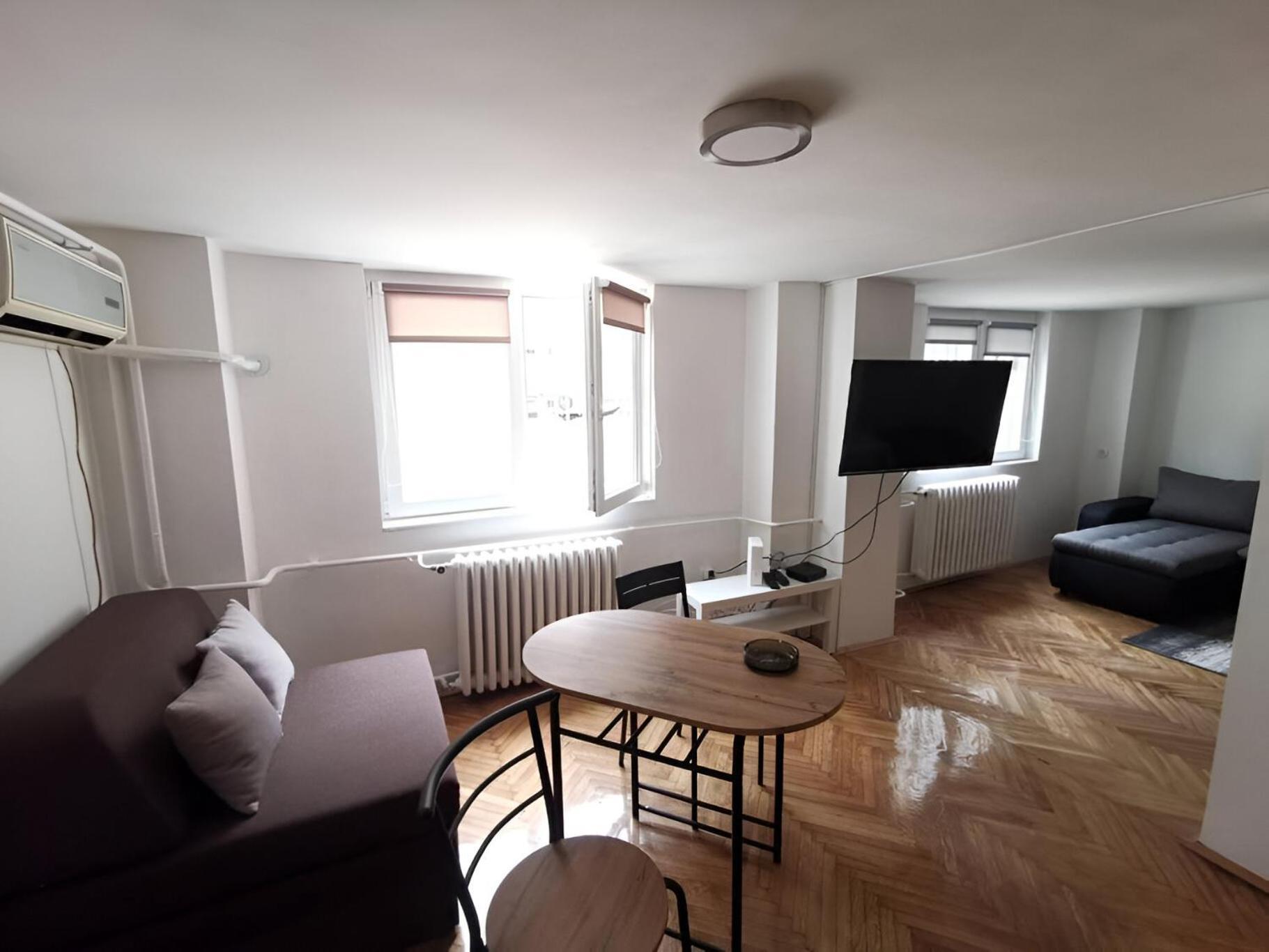 Nov U Mirnoj Ulici U Centru Beograda Apartment